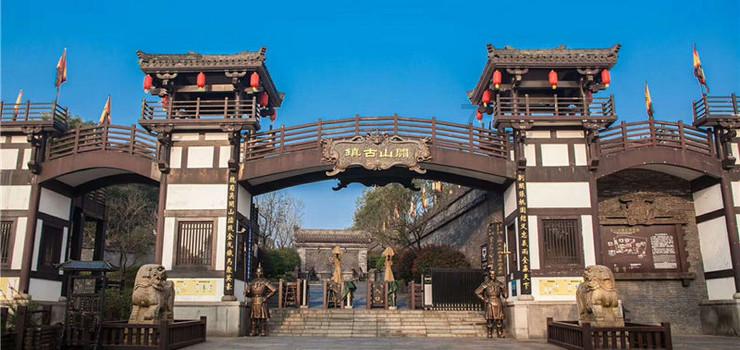 公交车上女子发病 好司机闯红灯救人